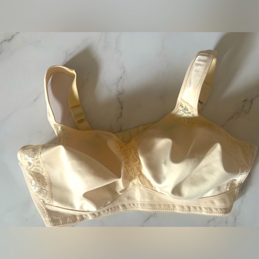NWOT Playtex 40D light beige bra